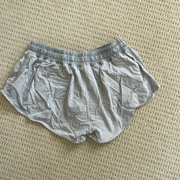 Lululemon Hotty Hot Freckle Flower white Seal Grey Size 8 EUC - Picture 2 of 6